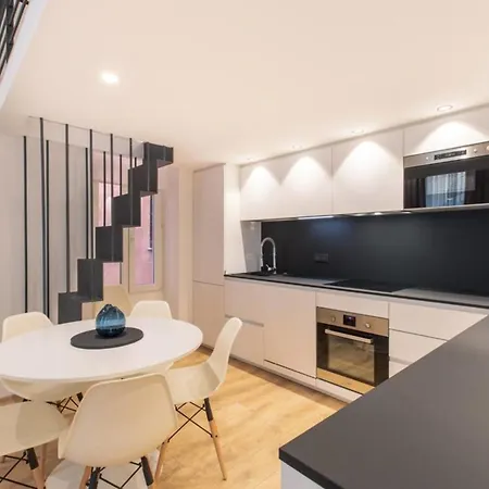 Cours Saleya Renovated 3 Bedrooms 1 Min To Air Conditioning * ニース