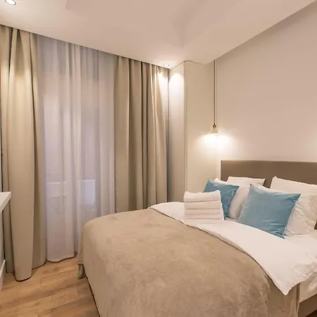 Cours Saleya Renovated 3 Bedrooms 1 Min To Air Conditioning ニース